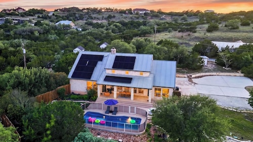 Bonham Retreat by Avantstay Non-toxic Wellness Home + Recording & Podcast Studios + Infrared Sauna Pool + Firepit Hill Country