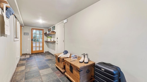 Incline Pines Retreat by Avantstay Private Hot Tub + Wraparound Deck + Views Near Dining and Shops