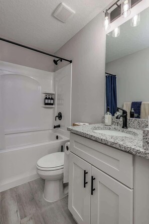 Shower, hair dryer, towels, soap - ‼️Citrus Springs 3BR - Gulf & Springs 30 Min (Citrus Springs)