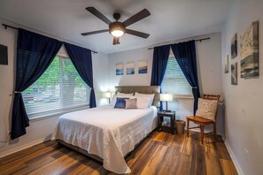 4 bedrooms, in-room safe, iron/ironing board, WiFi - Near U of A - 4BR, Mtn Views, Pet-friendly (Fayetteville)