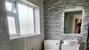 Un baño moderno con bañera, inodoro y lavabo.