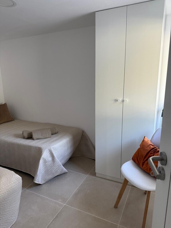 2 bedrooms, iron/ironing board, Internet, bed sheets