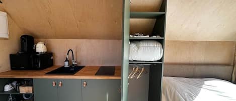 Tabla de planchar con plancha, wifi y ropa de cama