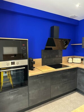Fridge, microwave, oven, stovetop - Pigeonnier centre-ville avec bain nordique privé (Vesoul)