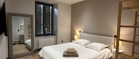 Tabla de planchar con plancha, wifi y ropa de cama
