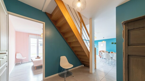 A modern interior with a staircase, a dining area, and a view of the outside. - Le Christophe - Jardin - BBQ (Saint-Christophe)