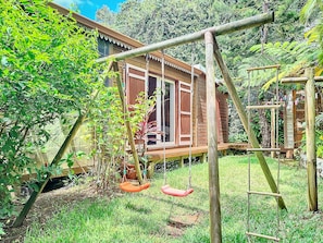 A wooden cabin with a swing set and a rope ladder. - Verger Suspendu - Piscine - Petfriendly (L'Étang-Salé)