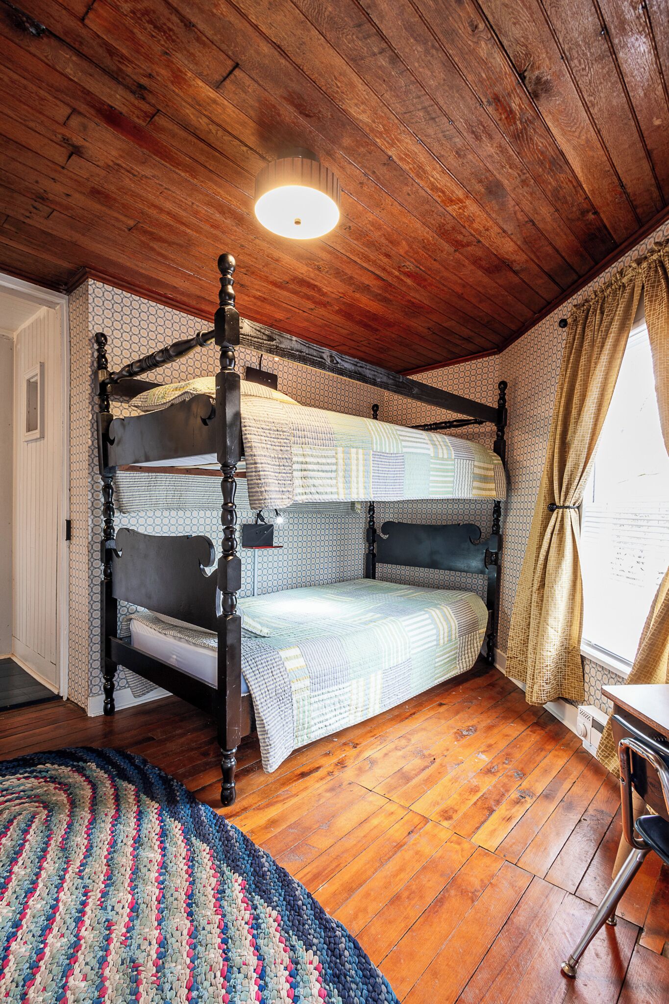 3 bedrooms, iron/ironing board, travel crib, free WiFi