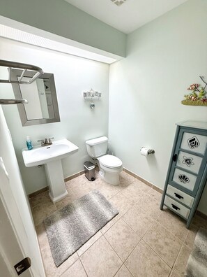 Hair dryer, towels, soap, toilet paper - Playa Sin Olas - Virginia Beach - Walk To Beach - Family Friendly (Virginia Beach)