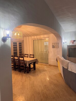Dining - Three-bedroom villa in the heart of nature with sea view and heated pool (La Garde-Freinet)