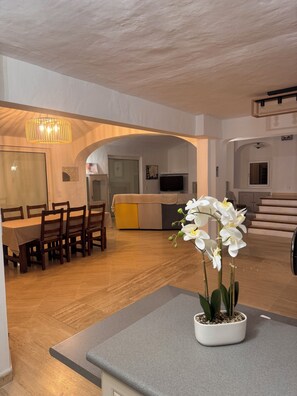 Interior - Three-bedroom villa in the heart of nature with sea view and heated pool (La Garde-Freinet)