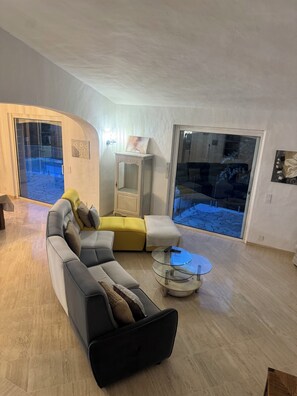 Living area - Three-bedroom villa in the heart of nature with sea view and heated pool (La Garde-Freinet)