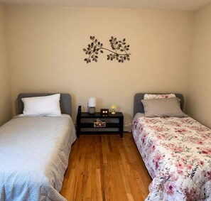 Tabla de planchar con plancha, wifi y ropa de cama 