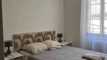 2 Schlafzimmer, Schreibtisch, Bügeleisen/Bügelbrett, kostenloses WLAN