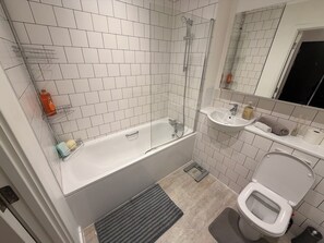 Hair dryer, towels, soap, toilet paper - HRF Barking Apartments (Barking)