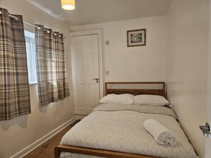 2 bedrooms, free WiFi - Apartment Sleeps 4 With Garden (Clacton-on-Sea)