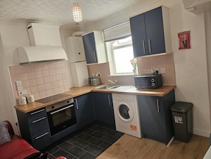 Fridge, microwave, oven - Apartment Sleeps 4 With Garden (Clacton-on-Sea)