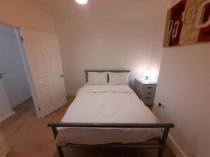2 bedrooms, free WiFi - Apartment Sleeps 4 With Garden (Clacton-on-Sea)