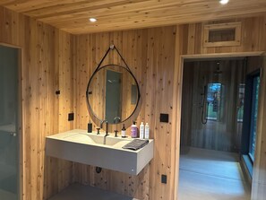 Douche, serviettes fournies, savon, papier toilette