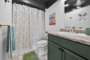 Regadera, toallas, jabón, papel de baño 