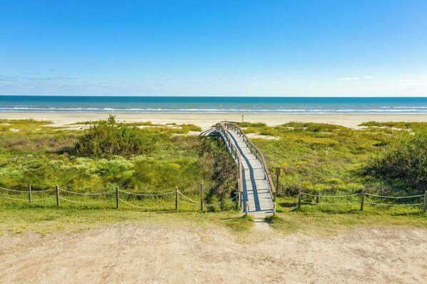 Beach nearby - Island Time - Breezy Covered Porch, Coastal Modern (Galveston)