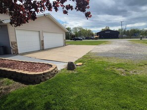 Property grounds - Roomy  4 bedroom 2 bath home on the riverwith a hot tub. Peacefully beautiful. (Marine City)