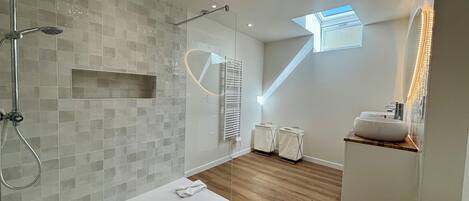 Douche, séchoir à cheveux, serviettes fournies