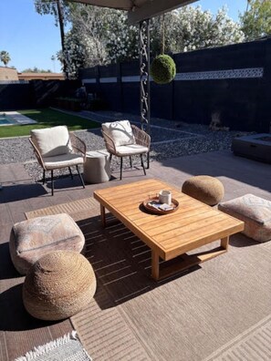 Outdoor dining - Centrally Located, Spacious, Dog Friendly Private Pool Oasis - Perfect Getaway! (Phoenix)