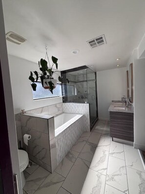 Towels, soap, toilet paper - Centrally Located, Spacious, Dog Friendly Private Pool Oasis - Perfect Getaway! (Phoenix)