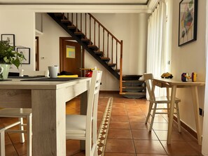 Dining - Family-friendly apartment 4 km from the airport and a 20-minute train ride from Roma Termini (Ciampino)