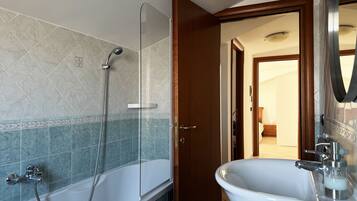 Doccia, asciugacapelli, bidet, asciugamani