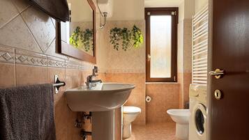 Dusche, Haartrockner, Bidet, Handtücher