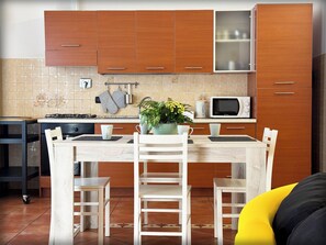 Fridge, microwave, oven, stovetop - Family-friendly apartment 4 km from the airport and a 20-minute train ride from Roma Termini (Ciampino)