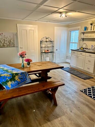 Walk to Town 4BR, 200yr old home! #1