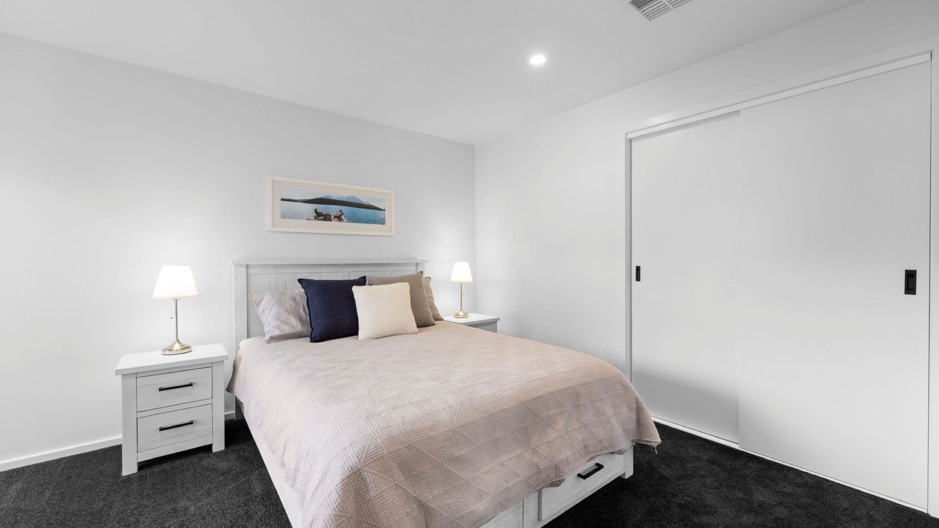 Desk, travel cot, WiFi, bed sheets