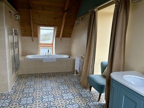 Bathroom - A secluded Skye boathouse where rugged beauty meets refined coastal living. (Skye)