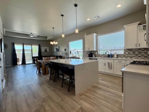 Fridge, microwave, oven, stovetop - Desert Greens Getaway (Las Cruces)