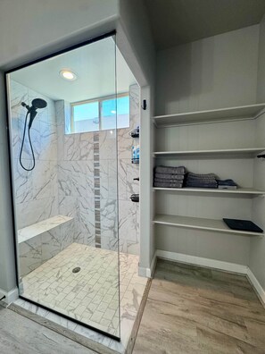 Shower, hair dryer, towels - Desert Greens Getaway (Las Cruces)