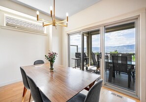 Dining - Full House with Amazing Views and HotTub (Kelowna)