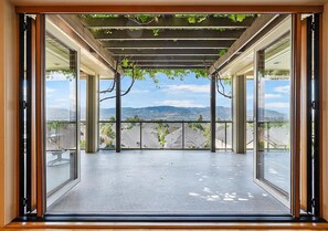 Interior - Full House with Amazing Views and HotTub (Kelowna)
