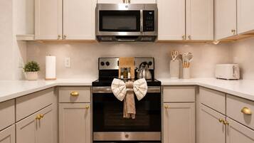 Coffee/tea maker, fridge, microwave, oven