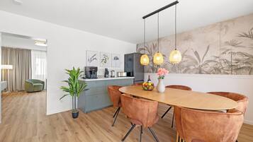 Deluxe-Apartment, Blick auf den Innenhof | Speisen