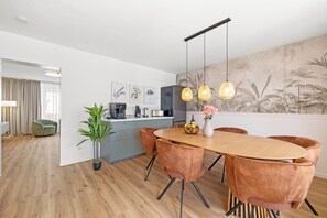 Deluxe-Apartment, Blick auf den Innenhof | Speisen