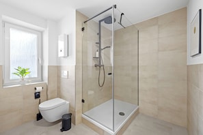 Deluxe Apartment, Courtyard View | Bathroom | Shower, hair dryer, towels, soap - Svyvo Bonn - City Apartments (Bonn)