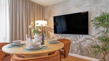 Comfort Apartment, City View | Dining
