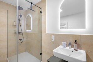 Appartement Confort, vue sur la ville | Salle de bain | Douche, séchoir à cheveux, serviettes fournies, savon