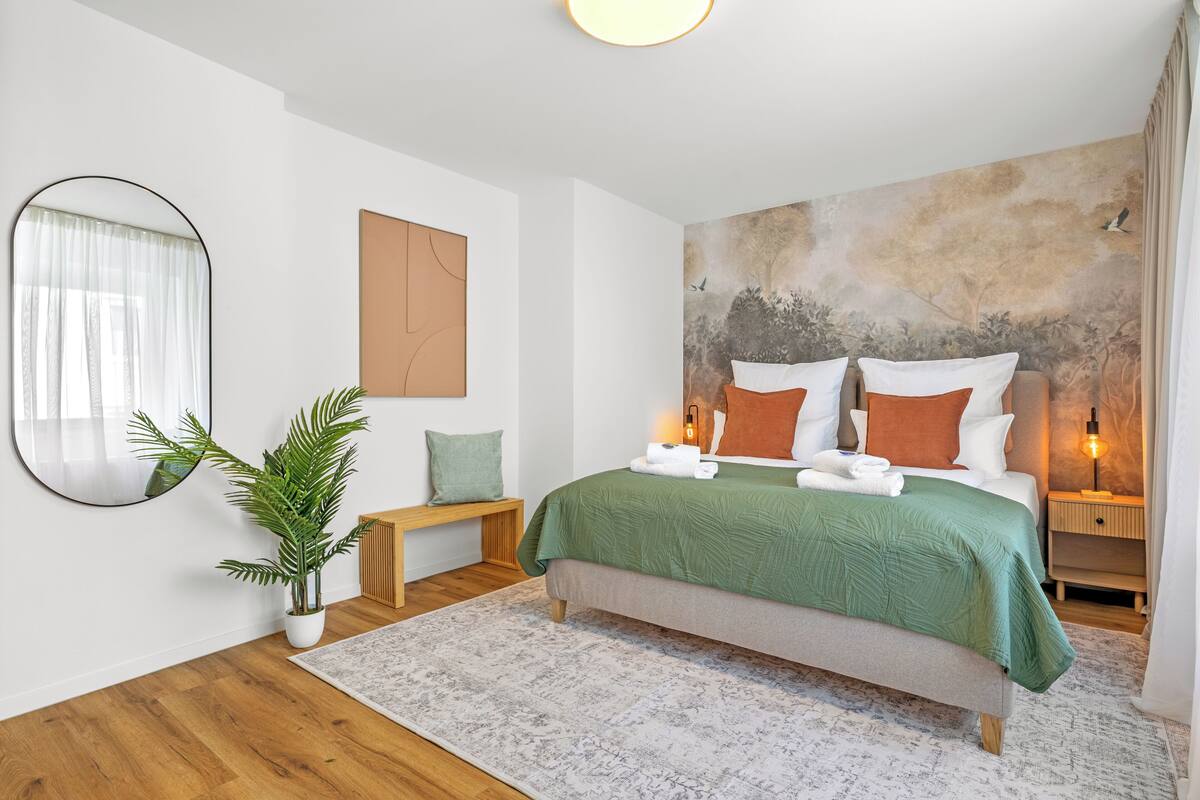 Espacio para trabajar con laptop y cortinas blackout