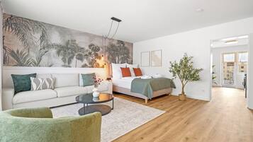 Deluxe-Apartment, Blick auf den Innenhof | Laptopgeeigneter Arbeitsplatz, Verdunkelungsvorhänge