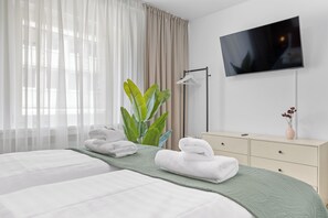 Appartement familial, vue sur la cour intérieure | Espace de travail pour ordinateurs portables, rideaux d’obscurcissement