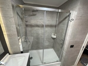 Shower, hair dryer, towels, soap - Cozy 1-bedroom apartment in perfect Las Condes with AC and gym (Las Condes)